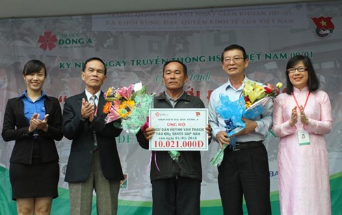 Đại học Đông Á tặng hàng trăm vé xe cho sinh viên về quê đón Tết