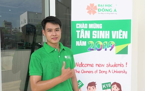 Tân sinh viên ĐH Đông Á: Vừa nhập học đã... tiếp sức đến trường