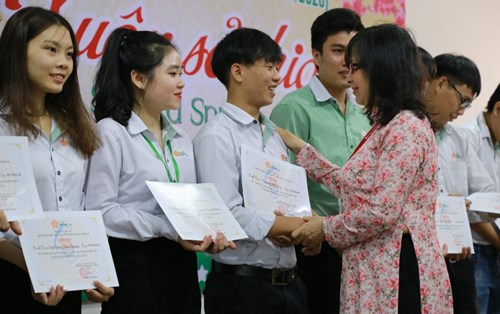 “Xuân sẻ chia” mang 238 vé xe Tết đến sinh viên khó khăn 16 tỉnh miền Trung