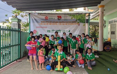 CLB Tiên phong ĐH Đông Á và Quốc tế thiếu nhi ấm áp cho trẻ mồ côi