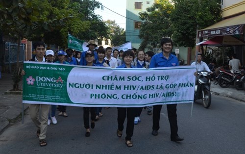 Sinh viên Đông Á dự mít – tinh và diễu hành hưởng ứng ngày Thế giới phòng chống HIV/AIDS