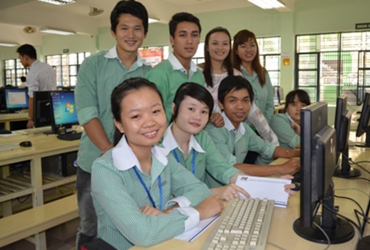 Hai sinh viên Đông Á đạt chứng nhận MOS quốc tế