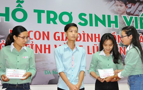 Đại học Đông Á hỗ trợ sinh viên ở 4 tỉnh vùng lũ miền Trung