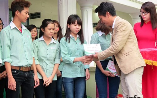 Đà Nẵng: “Nuôi heo đất” hỗ trợ ngư dân bám biển, tặng vé xe Tết cho sinh viên