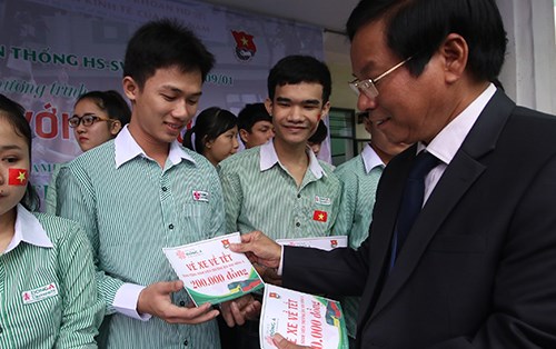 Sinh viên góp tiền giúp tàu cá bị tàu sắt Trung Quốc đâm chìm