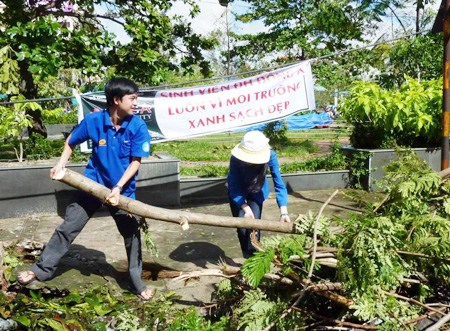 Sinh viên Đông Á và hoạt động dọn vệ sinh môi trường sau bão số 09