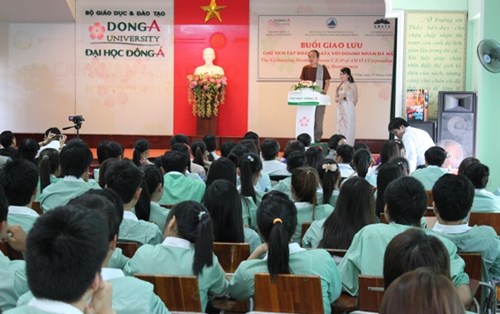 President of Amata Group (Thailand) share successful experiences with Dong A Students