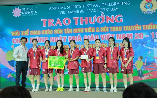 Những “chiến thần sân cỏ” tại hội thao truyền thống 20/11 Đại học Đông Á