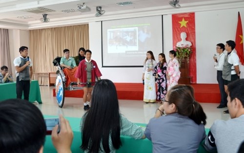 Sinh viên Đà Nẵng giao lưu với 3 chàng trai Nhật Bản kéo xe vòng quanh thế giới