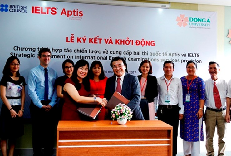 Hội đồng Anh hợp tác cung ứng bài thi quốc tế Aptis và IELTS cho SV ĐH Đông Á
