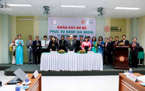 Đoàn chuyên gia đánh giá ngoài khảo sát sơ bộ Trường Đại học Đông Á