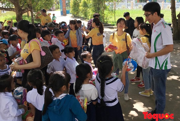 Sinh viên dành nhiều hoạt động ý nghĩa tặng trẻ em nghèo trong mùa Trung thu