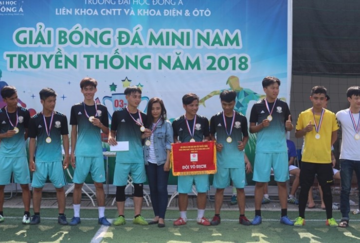 EE16A1 lên ngôi vô địch Giải bóng đá nam truyền thống liên khoa CNTT-Điện-Ô tô ĐH Đông Á 2018