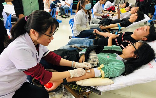 Local students donate blood and books for patients