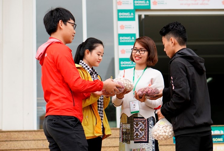 Đại học Đông Á hỗ trợ tiêu thụ hành, tỏi cho bà con nông dân Lý Sơn