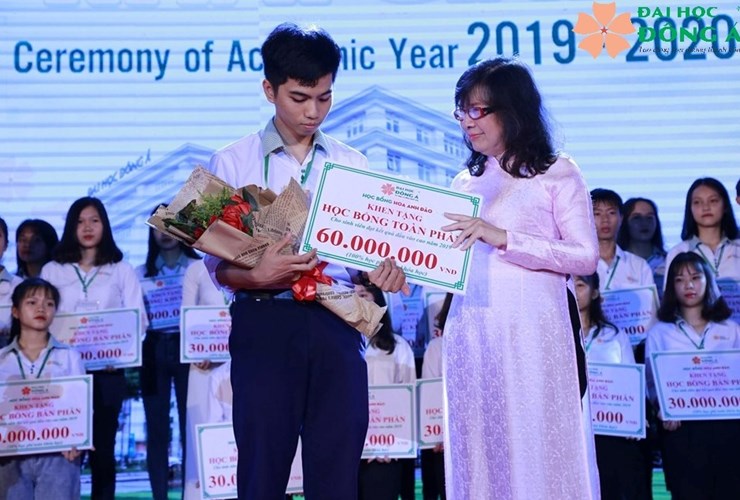 Hai anh em song sinh nhận học bổng toàn phần, bán phần với điểm thi THPT cao