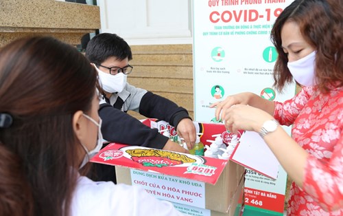 Sinh viên sản xuất dung dịch sát khuẩn tiếp sức cho 7 chốt chống dịch