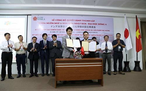 Dong A University: Signing ceremony of the exclusive agreement on organizing JTEST exams (Japanese Language Proficiency Test) in the Central and Highland regions of Vietnam
