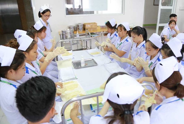 Sinh viên ĐH Đông Á tham gia tình nguyện viên hỗ trợ công tác phòng, chống Covid-19 cùng TP Đà Nẵng