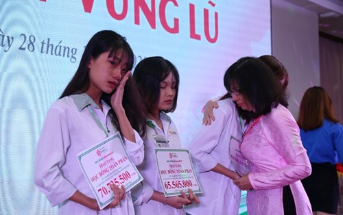 Sinh viên vùng bão lũ bật khóc khi nhận hỗ trợ trong lễ khai giảng năm học mới