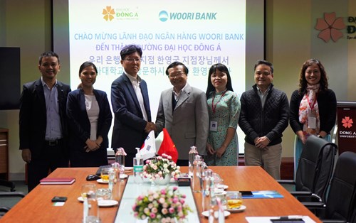 Lãnh đạo Ngân hàng Woori Bank tại Đà Nẵng đến thăm, chúc Tết Nhà trường