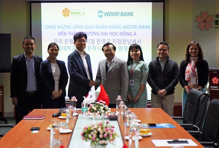 Lãnh đạo Ngân hàng Woori Bank tại Đà Nẵng đến thăm, chúc Tết Nhà trường