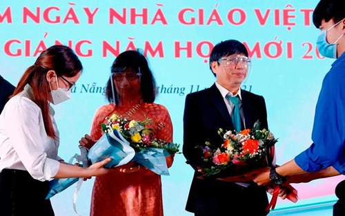 Tân sinh viên xúc động với lễ tri ân nhà giáo “chưa từng có”