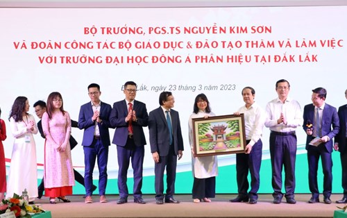 Bộ trưởng Bộ Giáo dục và Đào tạo Nguyễn Kim Sơn thăm và làm việc tại Trường Đại học Đông Á phân hiệu Đắk Lắk