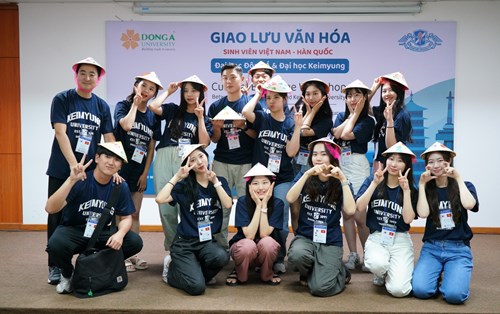 Sinh viên Hàn Quốc thích thú trang trí nón lá cùng sinh viên Đại học Đông Á