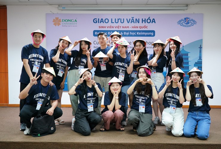 Sinh viên Hàn Quốc thích thú trang trí nón lá cùng sinh viên Đại học Đông Á