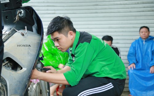 Sinh viên Đại học Đông Á cắm chốt ở ‘rốn’ ngập, sửa xe miễn phí cho người dân
