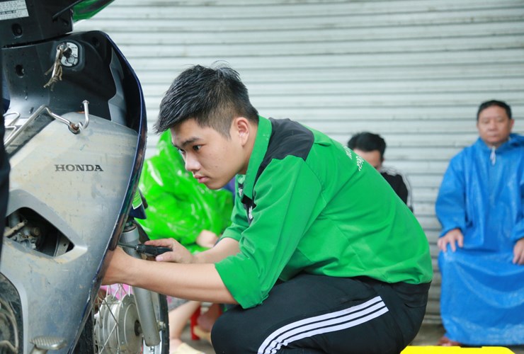 Sinh viên Đại học Đông Á cắm chốt ở ‘rốn’ ngập, sửa xe miễn phí cho người dân