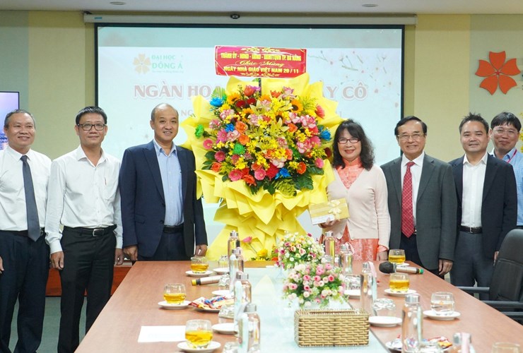 Lãnh đạo UBND TP. Đà Nẵng thăm, chúc mừng Đại học Đông Á nhân Ngày Nhà giáo Việt Nam 20-11