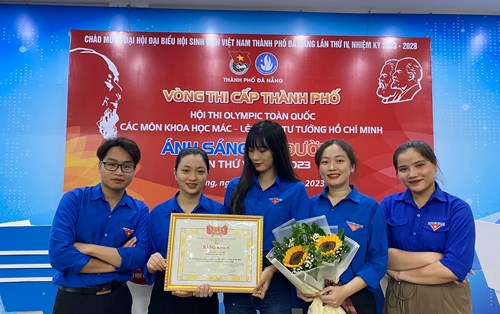 Giải Ba "Ánh sáng soi đường" lần V thuộc về Câu lạc bộ Lý luận trẻ trường Đại học Đông Á