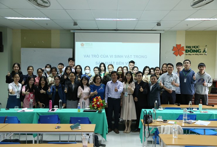 Sinh viên ĐH Đông Á tìm hiểu vai trò của vi sinh vật trong sản xuất bền vững