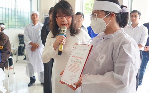 Đại học Đông Á trao bằng kỹ sư danh dự cho "Chú lính chì" qua đời hiến xác cho y học