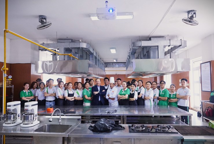Sinh viên Du lịch ĐH Đông Á "vào bếp" cùng Chef khách sạn 5 sao Mỹ