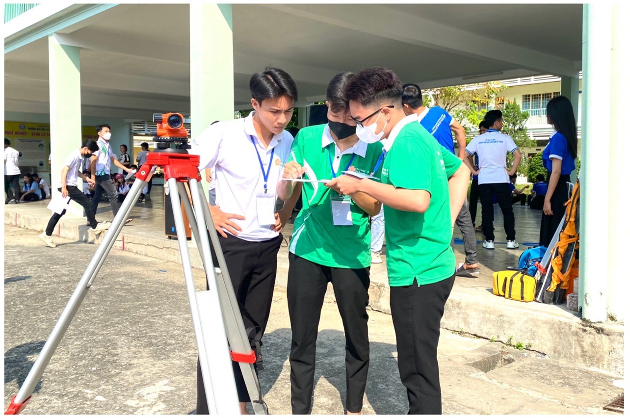 Sinh viên CNKT Xây dựng Đại học Đông Á liên tục "rinh giải" tại các sân chơi học thuật