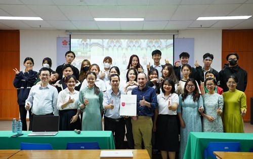 Đại học Đông Á: Sinh viên tìm hiểu cơ hội nhận bằng cử nhân Anh quốc 