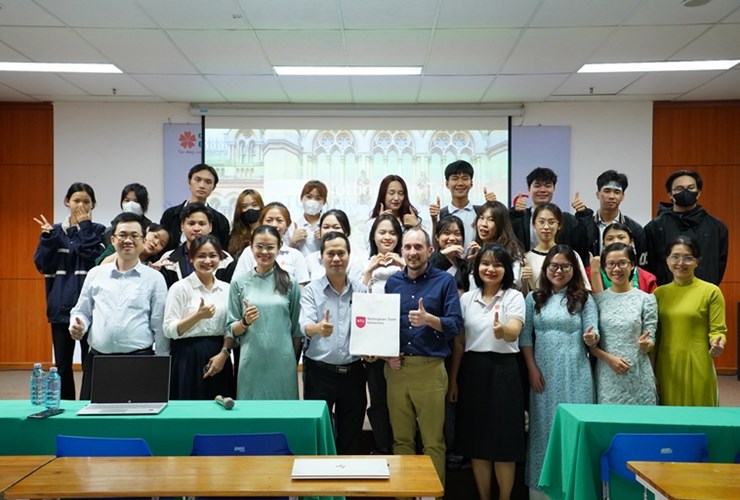 Đại học Đông Á: Sinh viên tìm hiểu cơ hội nhận bằng cử nhân Anh quốc 