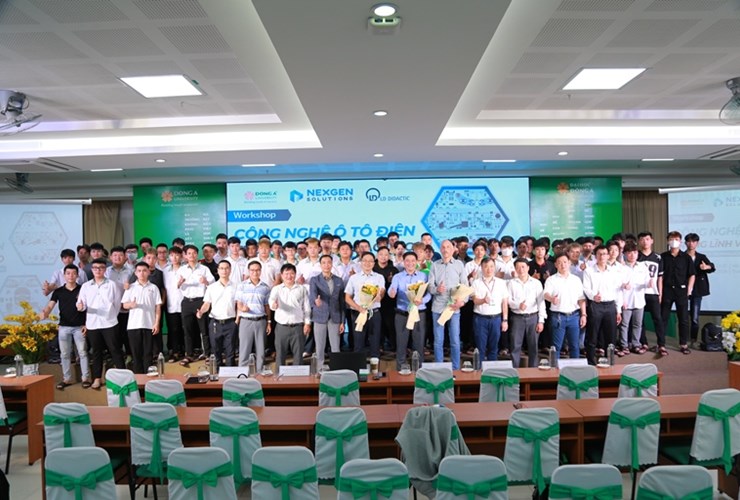  Sinh viên Đại học Đông Á chủ động cập nhật xu hướng công nghệ ô tô điện 