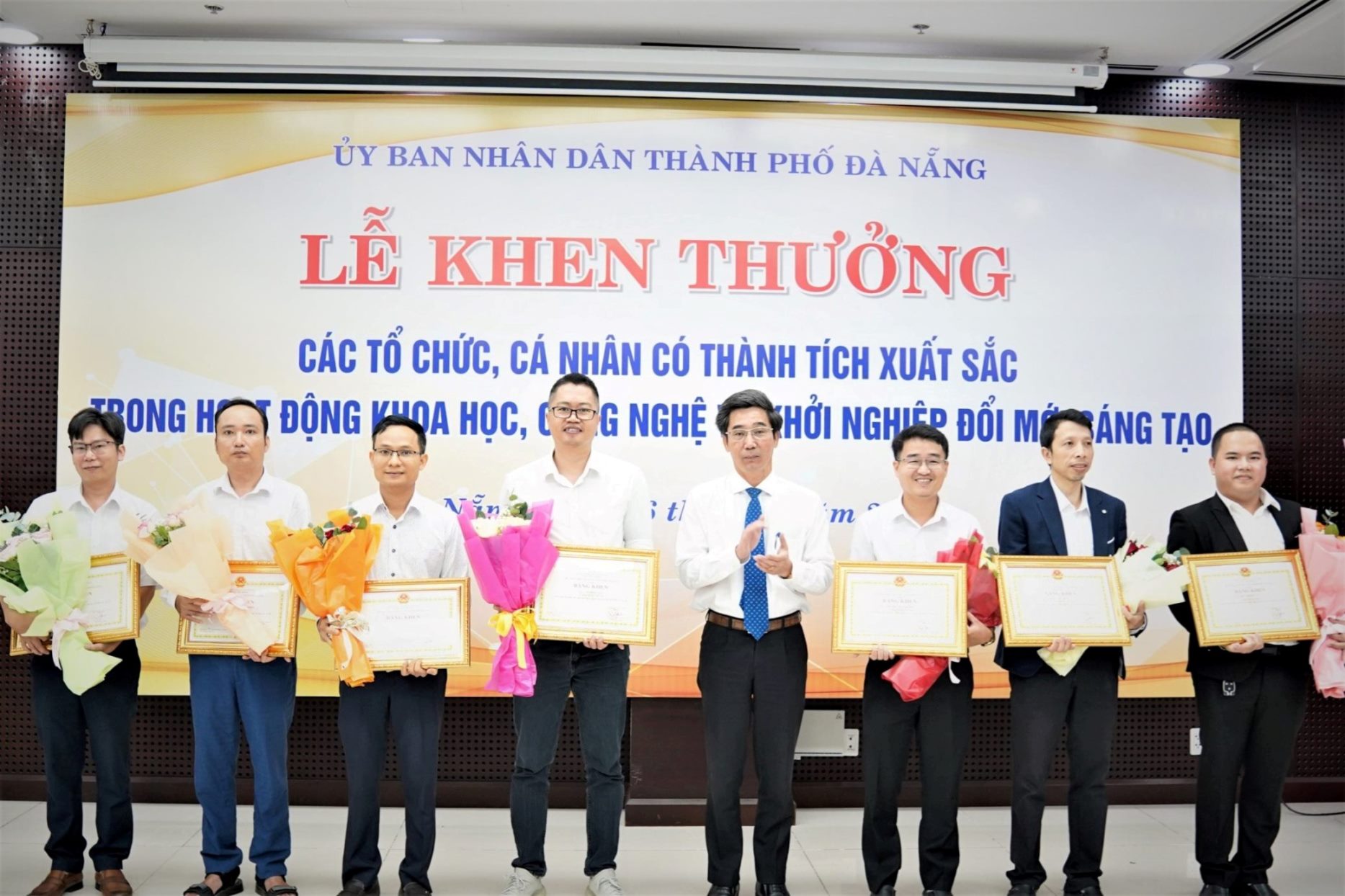 Đại học Đông Á có tác giả bài báo khoa học xuất sắc được TP Đà Nẵng tặng bằng khen trong hoạt động KH&CN