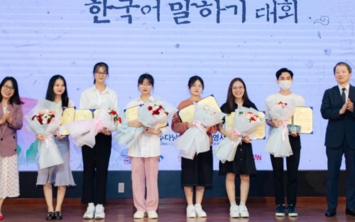 Sinh viên năm 2 “ẵm” loạt giải thưởng tại cuộc thi Hùng biện tiếng Hàn khu vực miền Trung