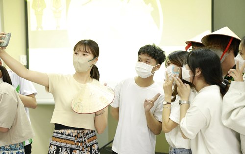 Sinh viên Đại học Kinh tế Takasaki thích thú tìm hiểu văn hóa Việt
