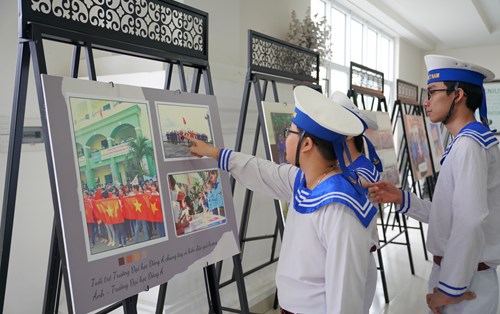 Triển lãm "Tuổi trẻ với biển đảo quê hương" tại Đại học Đông Á