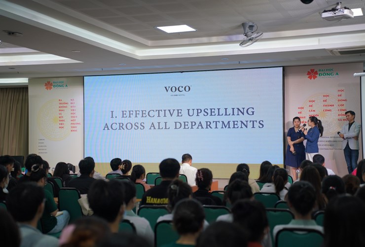 Sinh viên ĐH Đông Á được bổ sung kiến thức thực tế từ các trưởng bộ phận khách sạn 5 sao Voco Ma Belle Đà Nẵng