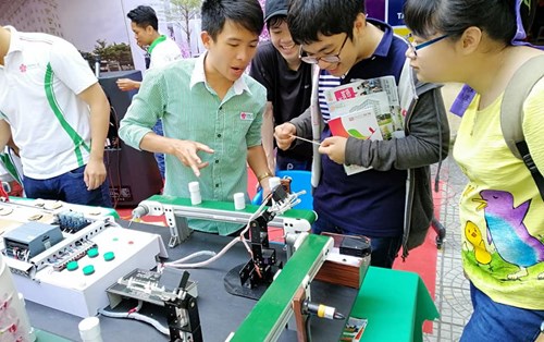 Tuổi trẻ UDA với ngày hội Văn hóa dân gian THPT Trần Phú 