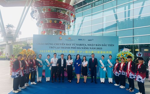 Sinh viên Đại học Đông Á trình diễn Yosakoi chào những vị khách đầu tiên từ Narita (Nhật Bản) quay trở lại Đà Nẵng
