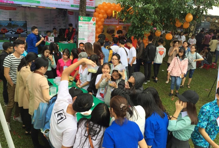 Teen THPT Ngũ Hành Sơn thích thú với gian hàng Đại học Đông Á tại ngày hội Văn hóa dân gian 2018