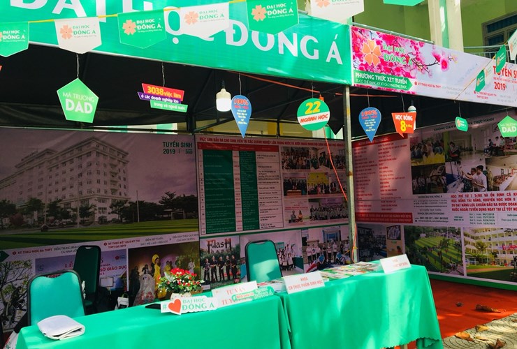 Đại học Đông Á sôi động trong Ngày hội văn hóa dân gian tại trường THPT Nguyễn Hiền